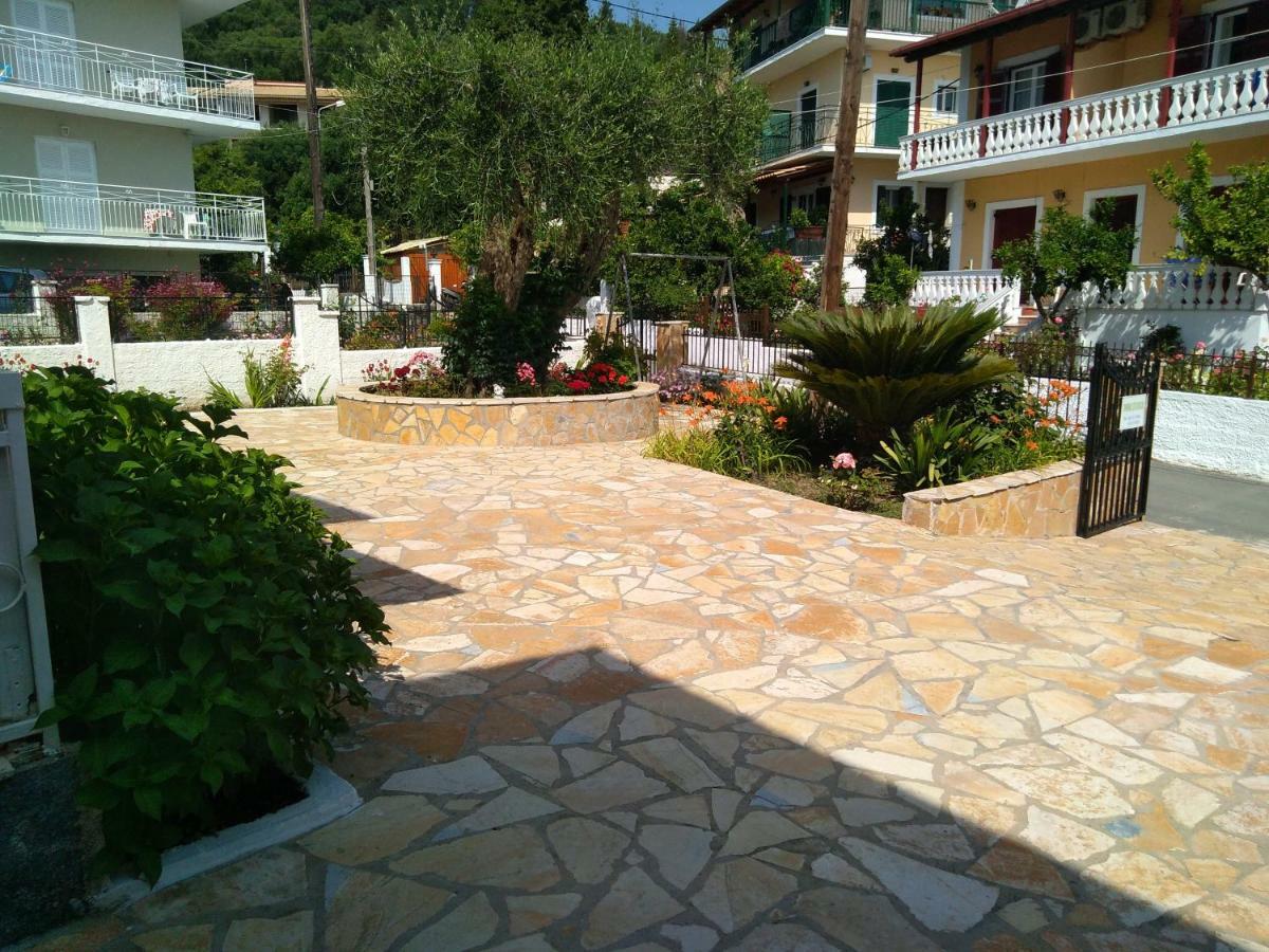 Twins * Benitses (Corfu)
